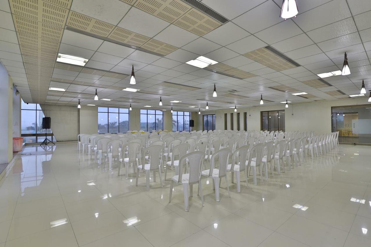 Capital O 47284 Atithi Resort Bharuch Eksteriør bilde