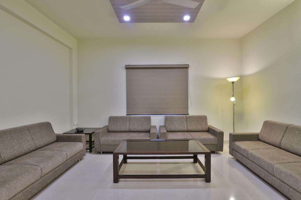 Capital O 47284 Atithi Resort Bharuch Eksteriør bilde
