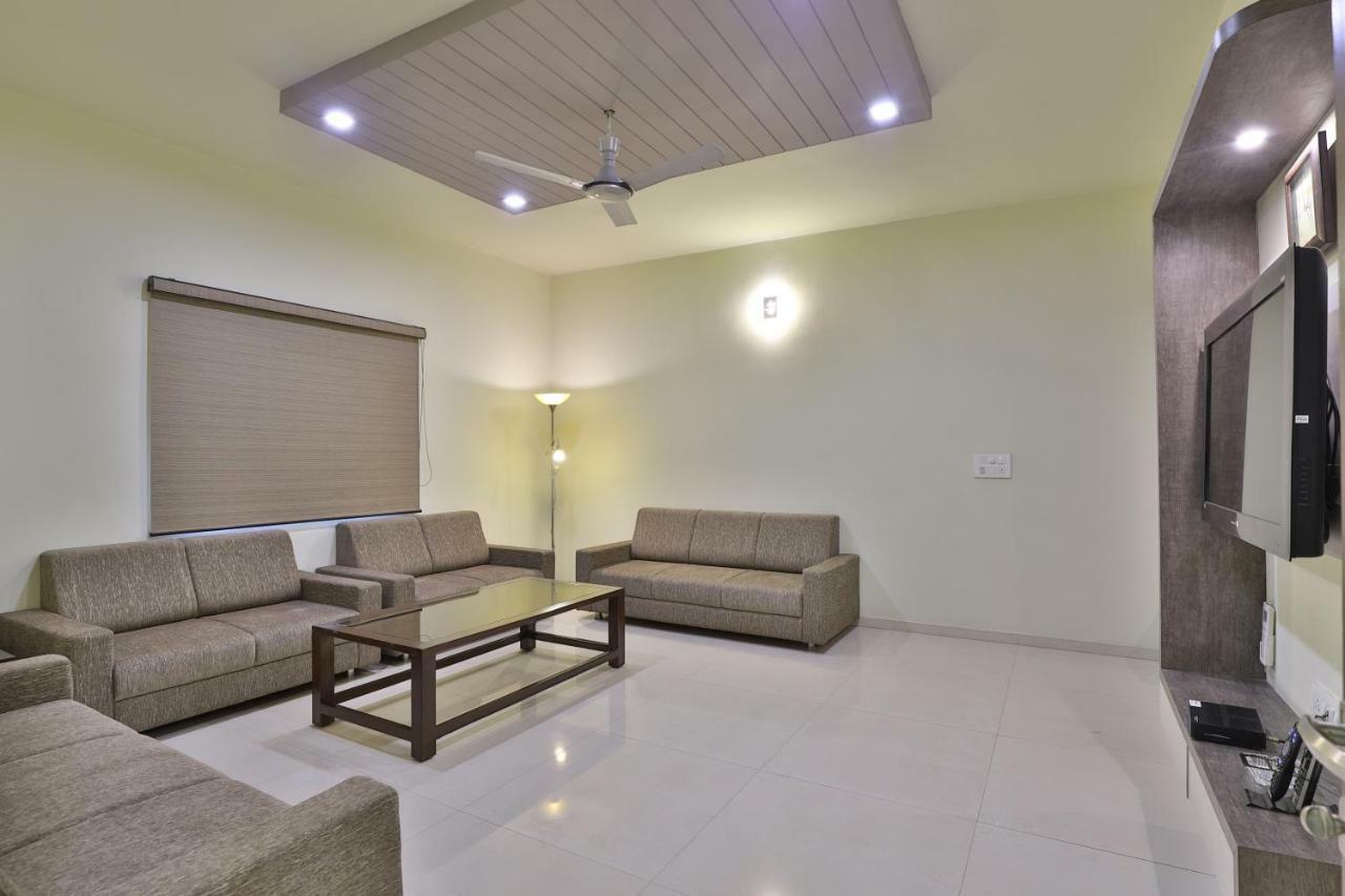 Capital O 47284 Atithi Resort Bharuch Eksteriør bilde