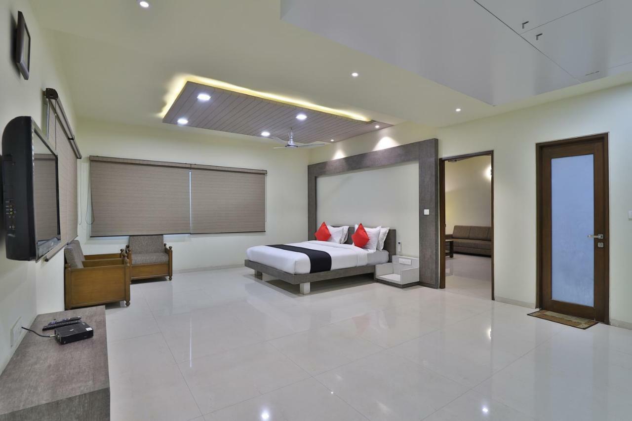 Capital O 47284 Atithi Resort Bharuch Eksteriør bilde