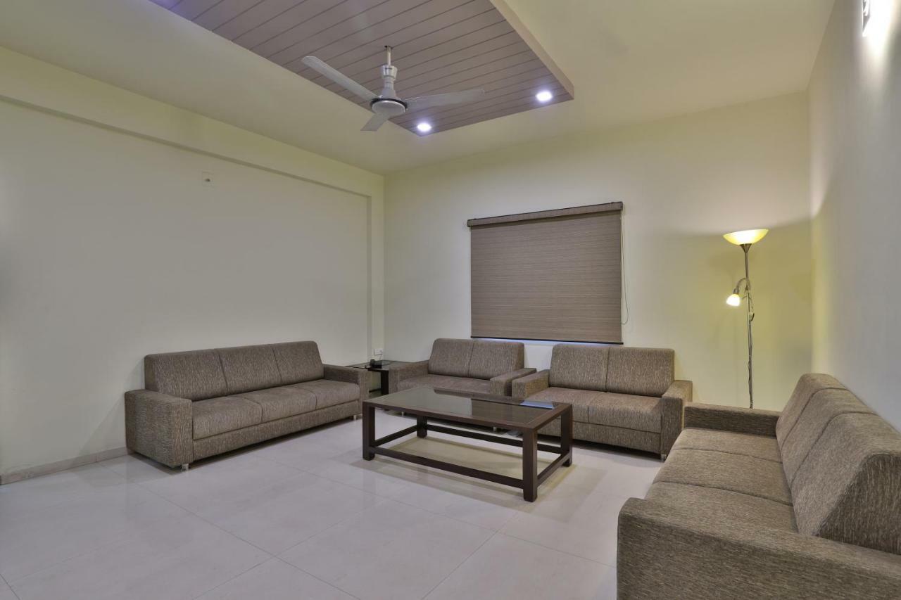Capital O 47284 Atithi Resort Bharuch Eksteriør bilde